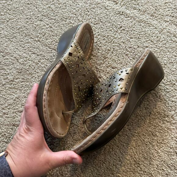 Clarks Artisan Gold Embellished Thong Sandals w/ Short Heel Size 7 Leather - Picture 8 of 12